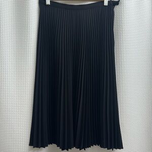 Pleated skirt, no size listed but if it’s between a zero and four